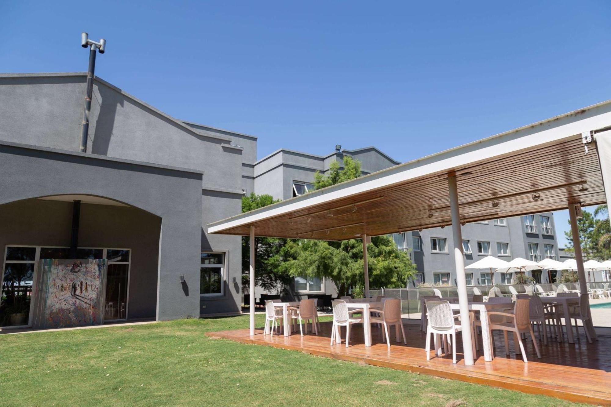 Howard Johnson Hotel&Resort Funes Exterior foto