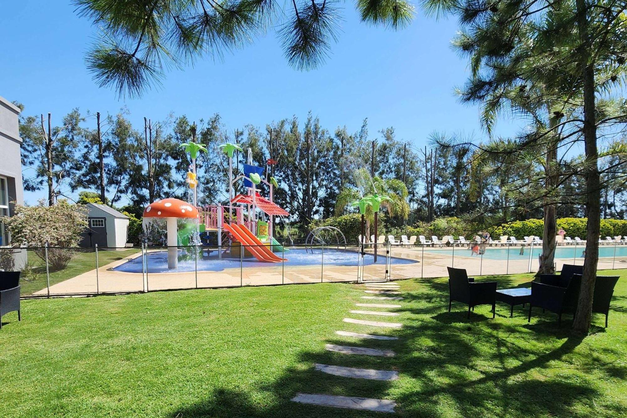 Howard Johnson Hotel&Resort Funes Exterior foto