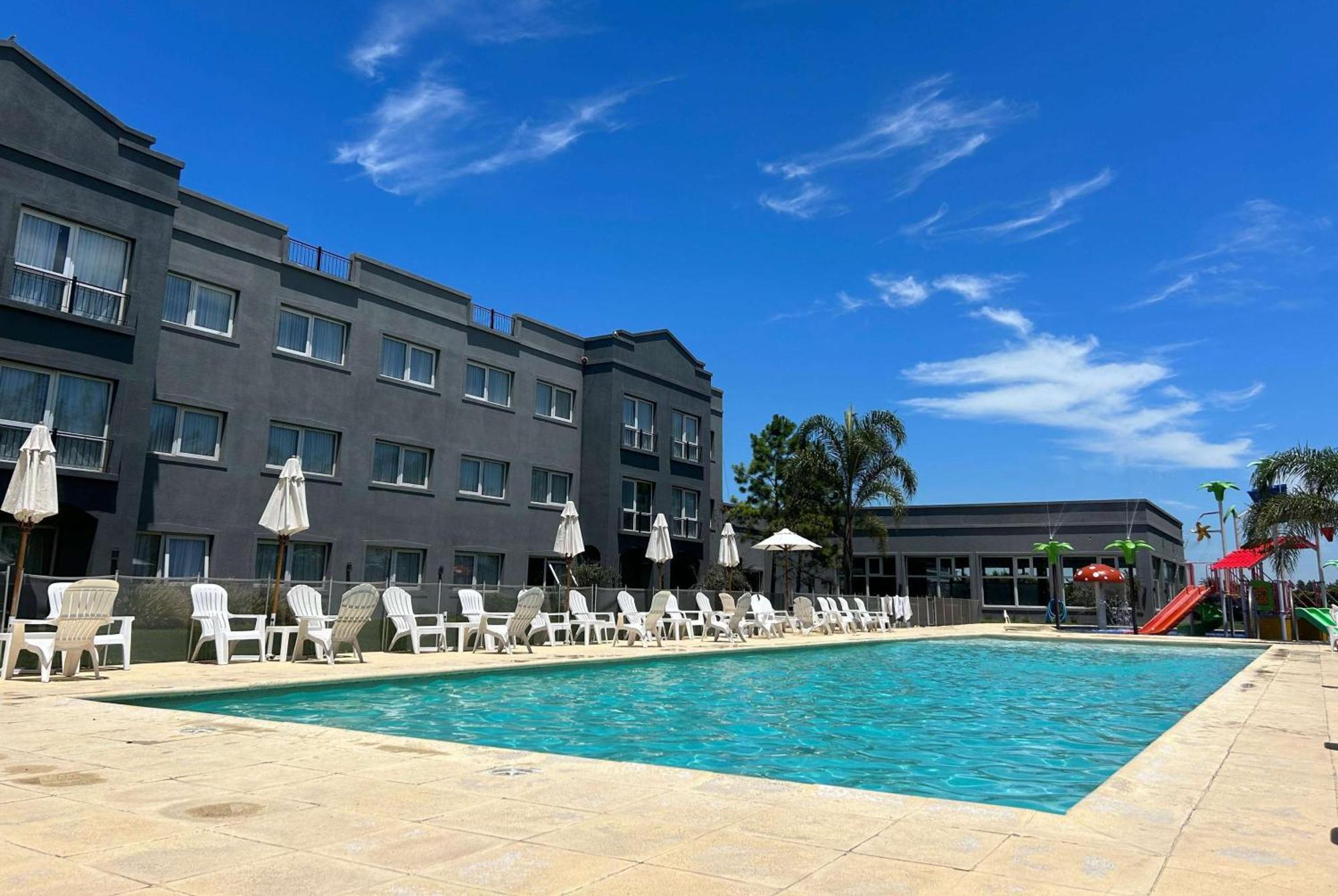 Howard Johnson Hotel&Resort Funes Exterior foto