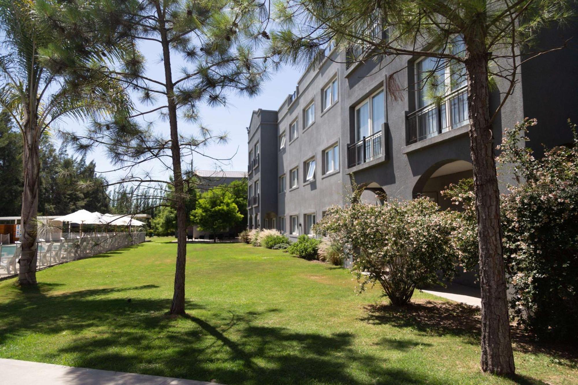 Howard Johnson Hotel&Resort Funes Exterior foto